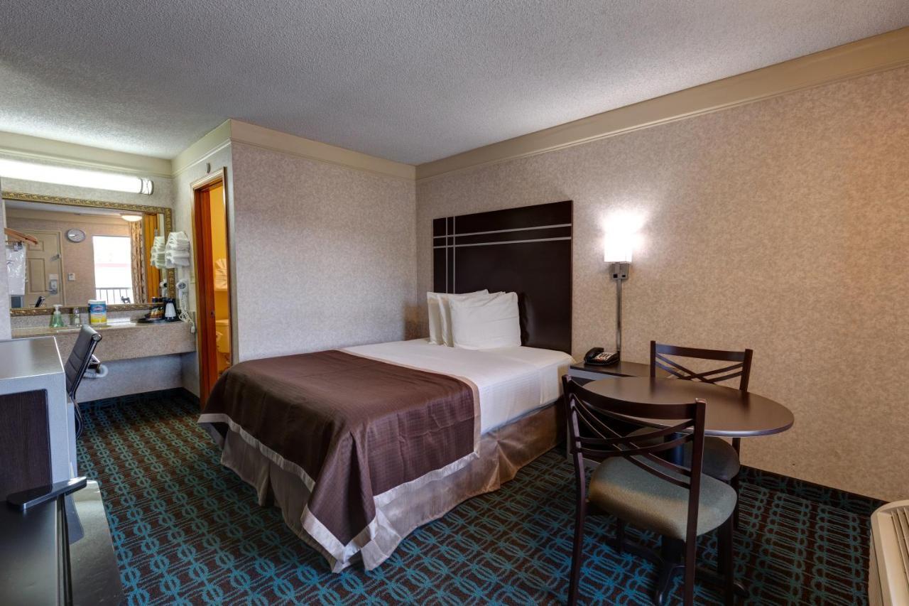 Deluxe Inn - Fayetteville I-95 ภายนอก รูปภาพ