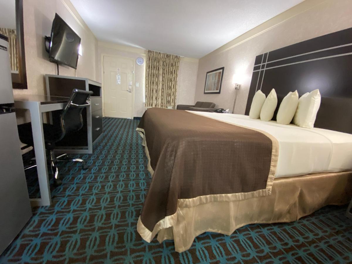 Deluxe Inn - Fayetteville I-95 ภายนอก รูปภาพ